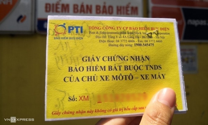 Một giấy chứng nhận bảo hiểm bắt buộc trách nhiệm dân sự của xe máy.Ảnh: Quỳnh Trang.