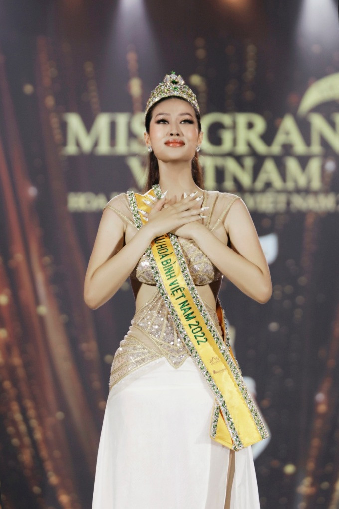 Thiên Ân bật khóc khi đăng quang Miss Grand Vietnam 2022. Ảnh: Kiếng Cận