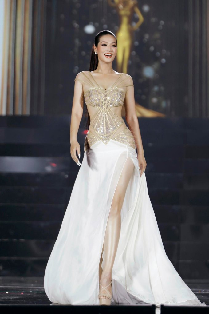 Thiên Ân trình diễn trang phục dạ hội ở đêm chung kết. Trước Miss Grand Vietnam 2022, cô từng đăng quang Nữ sinh Áo dài Việt Nam 2018. Ảnh: Kiếng Cận