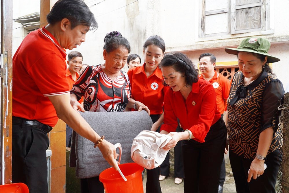 Nhã Phương đồng hành cùng Hội Chữ thập đỏ cứu trợ bà con miền Trung - ảnh 3