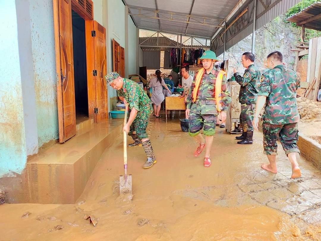 1-luc-luong-bo-doi-bien-phong-canh-sat-co-dong-dan-quan-va-cac-to-chuc-doan-the-khac-dang-no-luc-ngay-dem-ho-tro-nguoi-dan-don-dep-lai-nha-cua-som-on-dinh-cuoc-song..jpg