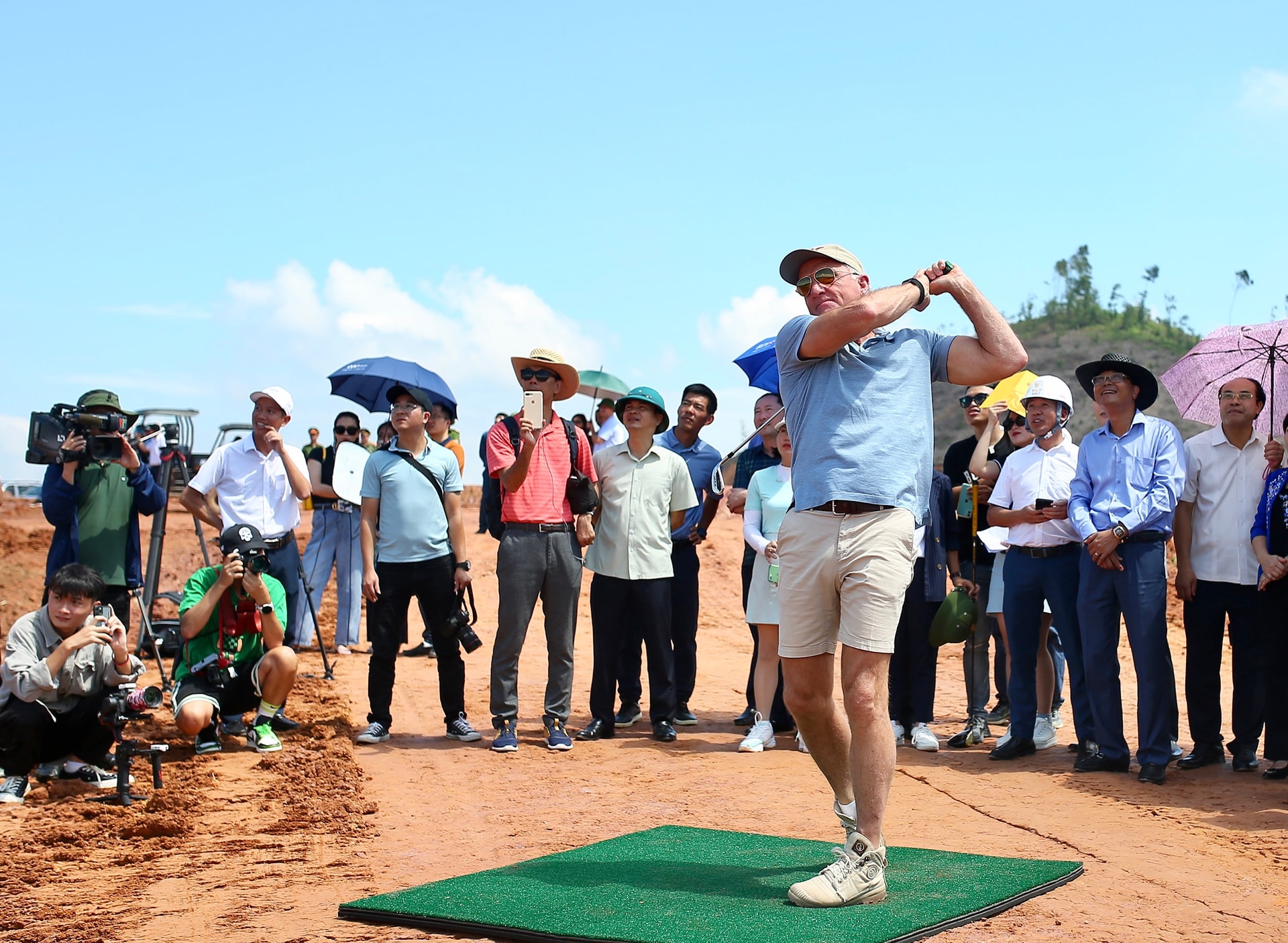 huong-3-ca-map-trang-vi-dai-greg-norman-ky-va-ban-giao-ban-ve-thiet-ke-hoan-chinh-du-an-van-lang-empire-golf-club-cho-lanh-dao-tap-doan-t-t-group.jpeg