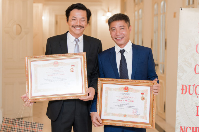 Nghệ sĩ Trung Anh (trái), Công Lý nhận danh hiệu Nghệ sĩ Nhân dân năm 2019. Ảnh: Nhân vật cung cấp