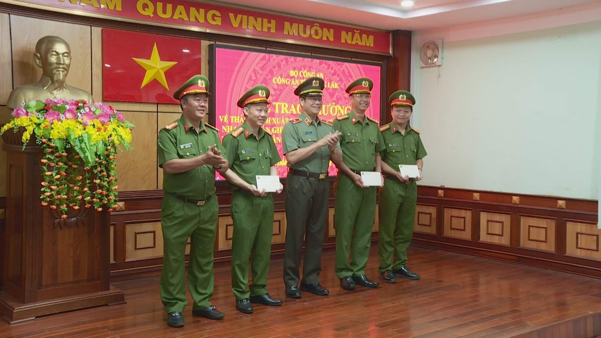 Lãnh đạo Công an tỉnh Đắk Lắk trao thưởng cho các đơn vị.jpg