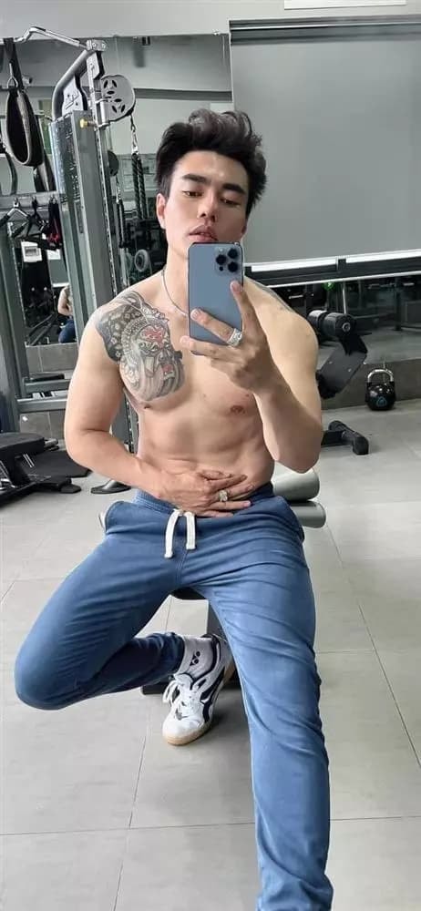 le-duong-bao-lam-lan-dau-de-lo-hinh-xam-to-nhat-tren-co-the-8-ngoisaovn-w462-h1000 0 diễn viên Lê Dương Bảo Lâm, sao Việt