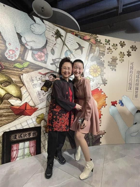 Hoàn Châu Cách Cách, Quỳnh Dao, sao hoa ngữ