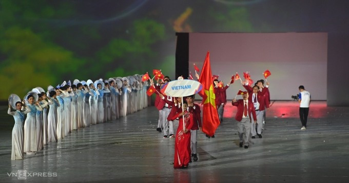 Đoàn thể thao chủ nhà Việt Nam tiến vào sân khấu Mỹ Đình trong lễ khai mạc ngày 12/5/2022. Ảnh:Giang Huy