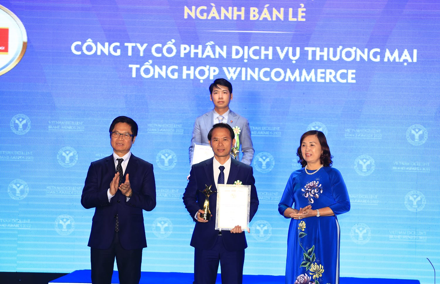 wincommerce-duoc-vinh-danh-trong-top-10-thuong-hieu-manh-2022-nhom-nganh-ban-le..png