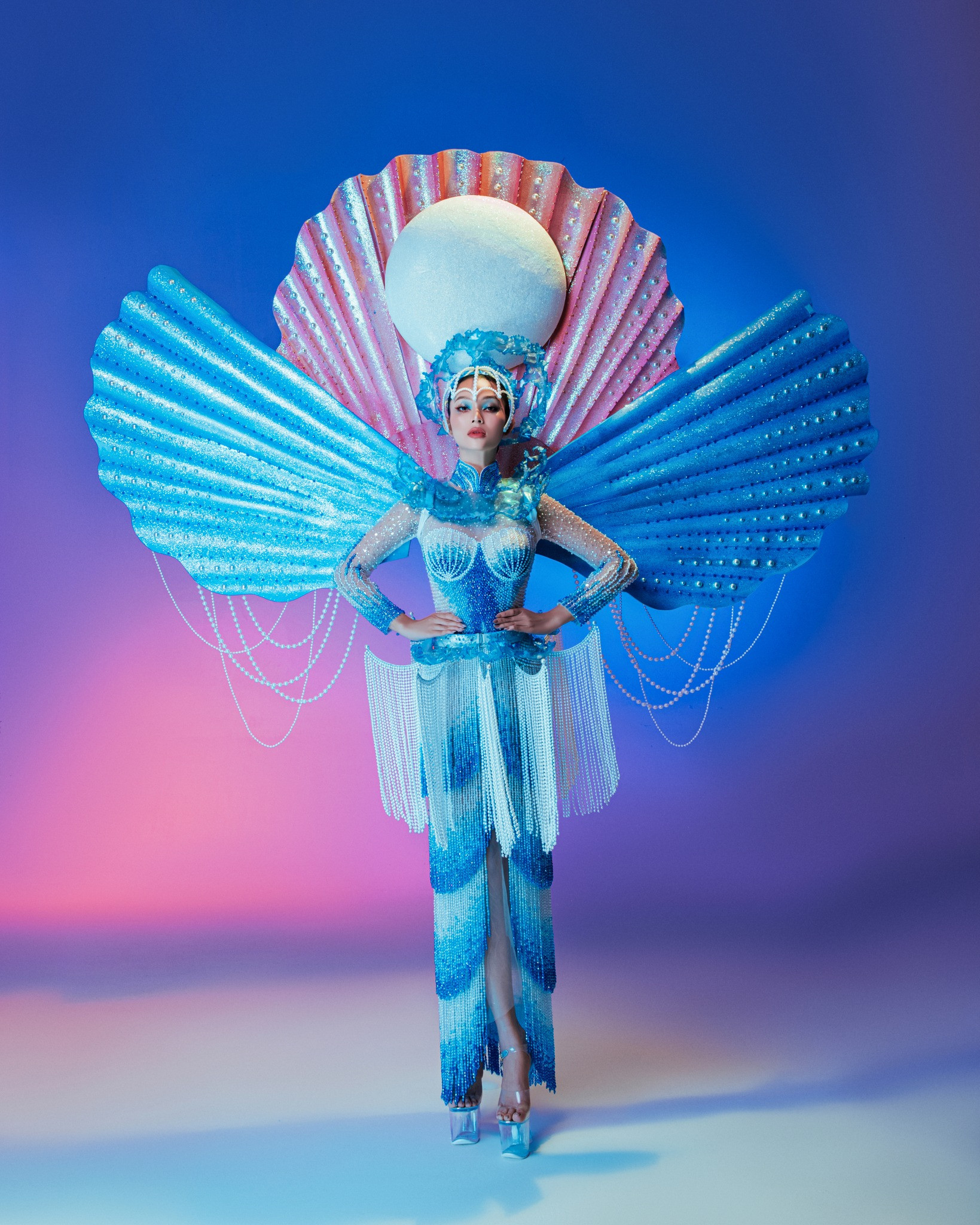 Lâm Thu Hồng hóa nàng tiên của biển trong trang phục dân tộc mang tới The Miss Globe 2022 - Ảnh 1.