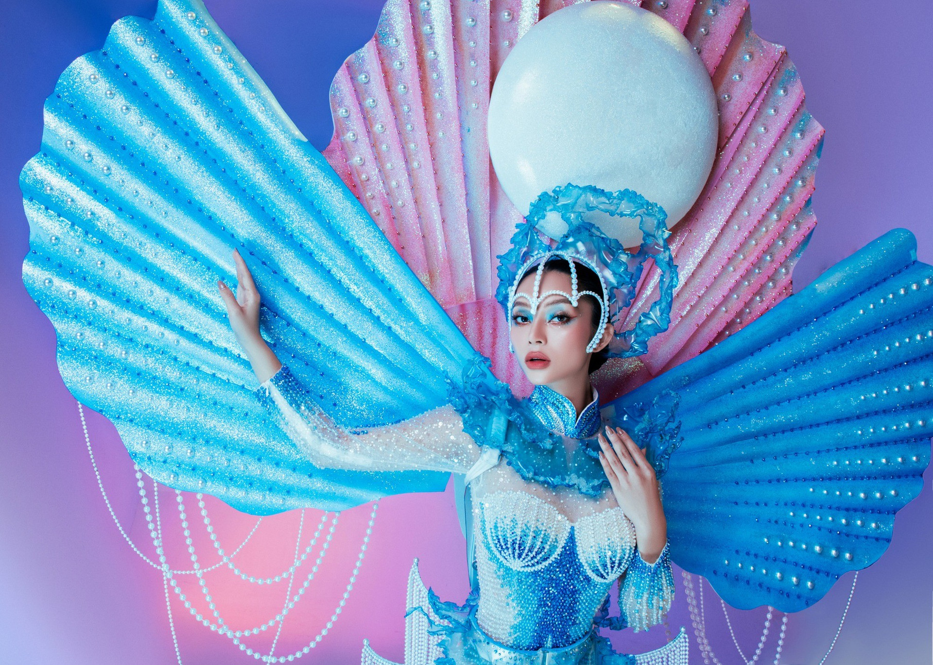 Lâm Thu Hồng hóa nàng tiên của biển trong trang phục dân tộc mang tới The Miss Globe 2022 - Ảnh 5.
