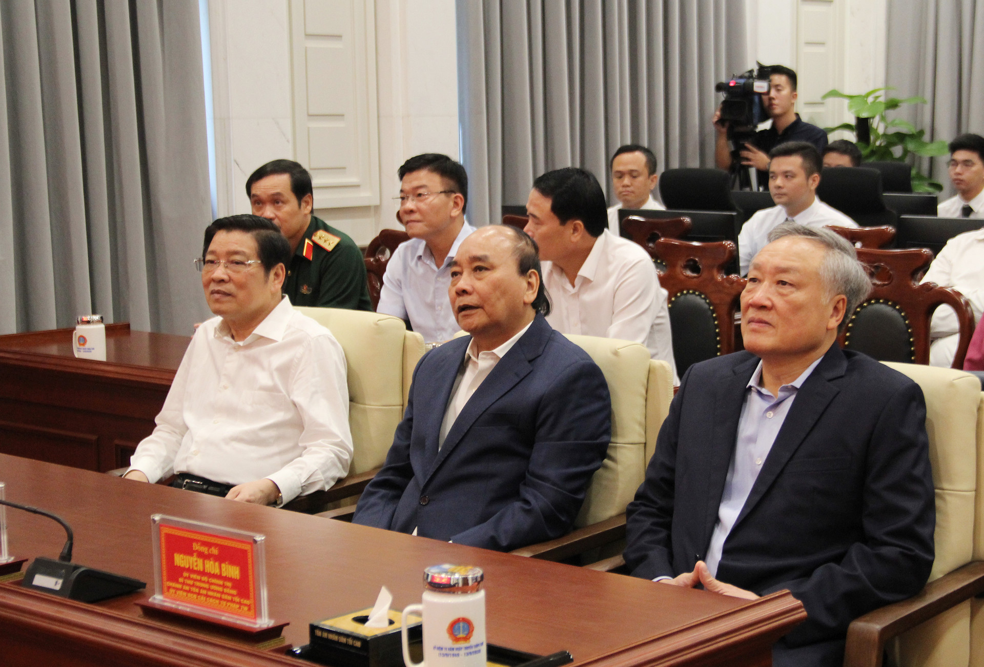 Chủ tịch nước Nguyễn Xuân Phúc thăm Trung tâm giám sát và điều hành hoạt động Tòa án nhân dân