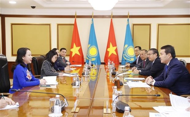 thu-tuong-alikhan-smilov-de-nghi-ket-noi-duong-sat-duong-bien-giua-kazakhstan-voi-viet-nam(1).jpg