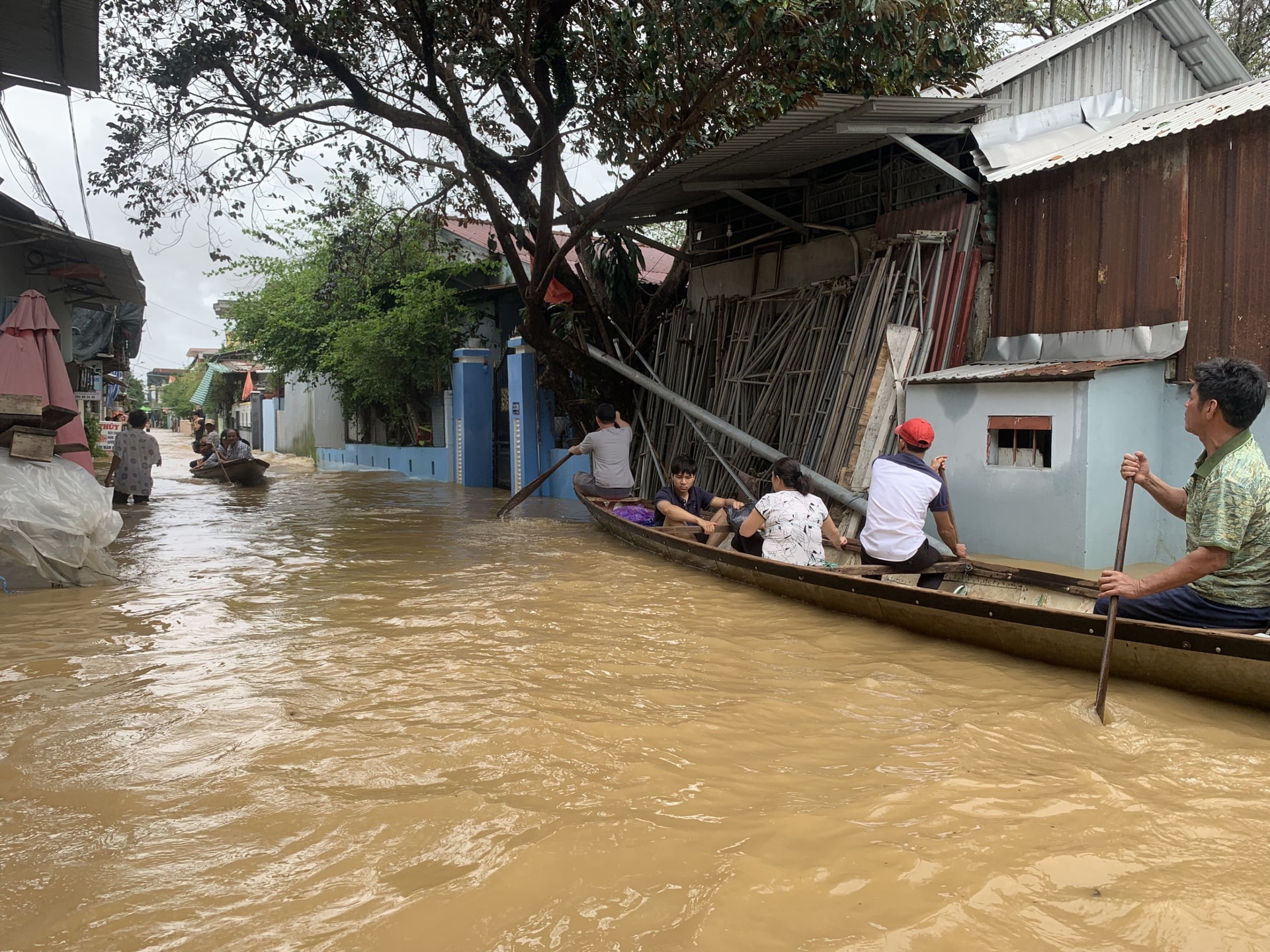 Nhiều tuyến đường ở TP.Huế bị ngập sâu, người dân và khách du lịch sử dụng ghe để di chuyển