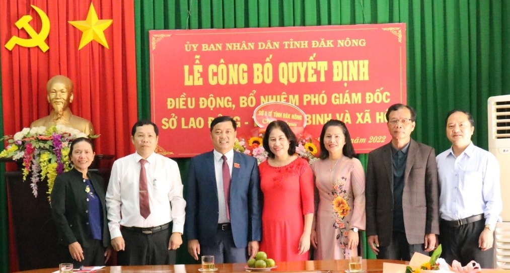 ba-nguyen-thi-thanh-huong-tan-pho-giam-doc-so-lao-dong-thuong-binh-va-xa-hoi-tinh-chup-hinh-luu-niem-tai-buoi-le-trao-quyet-dinh.jpg