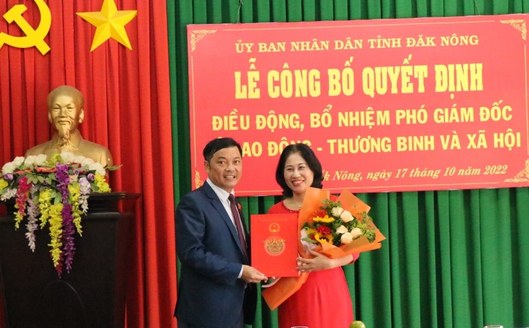 dong-chi-le-trong-yen-pho-chu-tich-ubnd-tinh-dak-nong-trao-quyet-dinh-bo-nhiem-tan-pho-giam-doc-so-lao-dong-thuong-binh-va-xa-hoi-tinh-dak-nong-cho-ba-nguyen-thi-thanh-huong.jpg