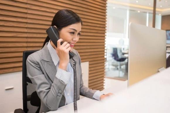 khách sạn, nhân viên khách sạn, khách sạn gọi điện cho khách báo quên đồ