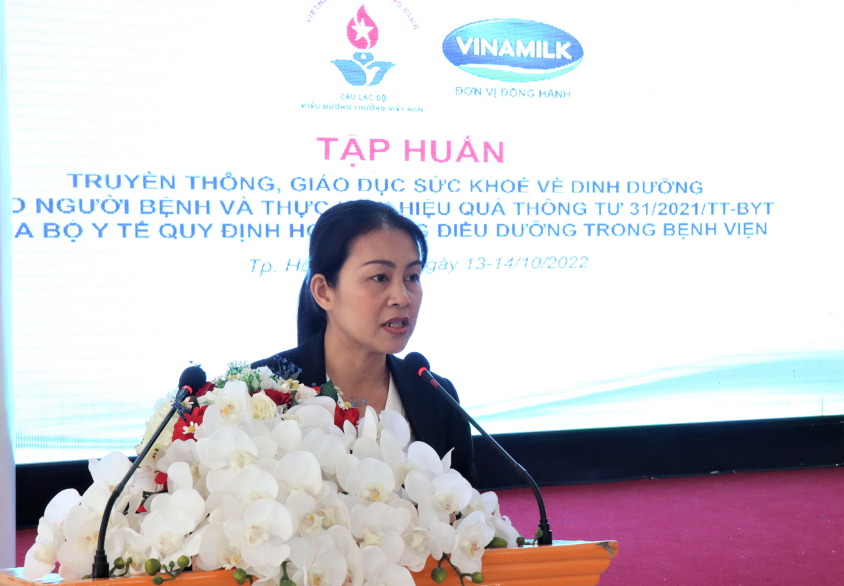 hinh-1-ba-nguyen-thi-thanh-nhan-truong-ban-quan-ly-kenh-y-te-toan-quoc-vinamilk-trinh-bay-tai-buoi-tap-huan.png