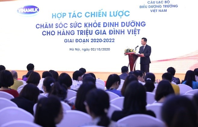 hinh-6a-ong-hoang-van-thanh-chu-tich-cau-lac-bo-dieu-duong-truong-viet-nam-tai-buoi-le-ky-ket-hop-tac-chien-luoc-thang-102020-.jpg