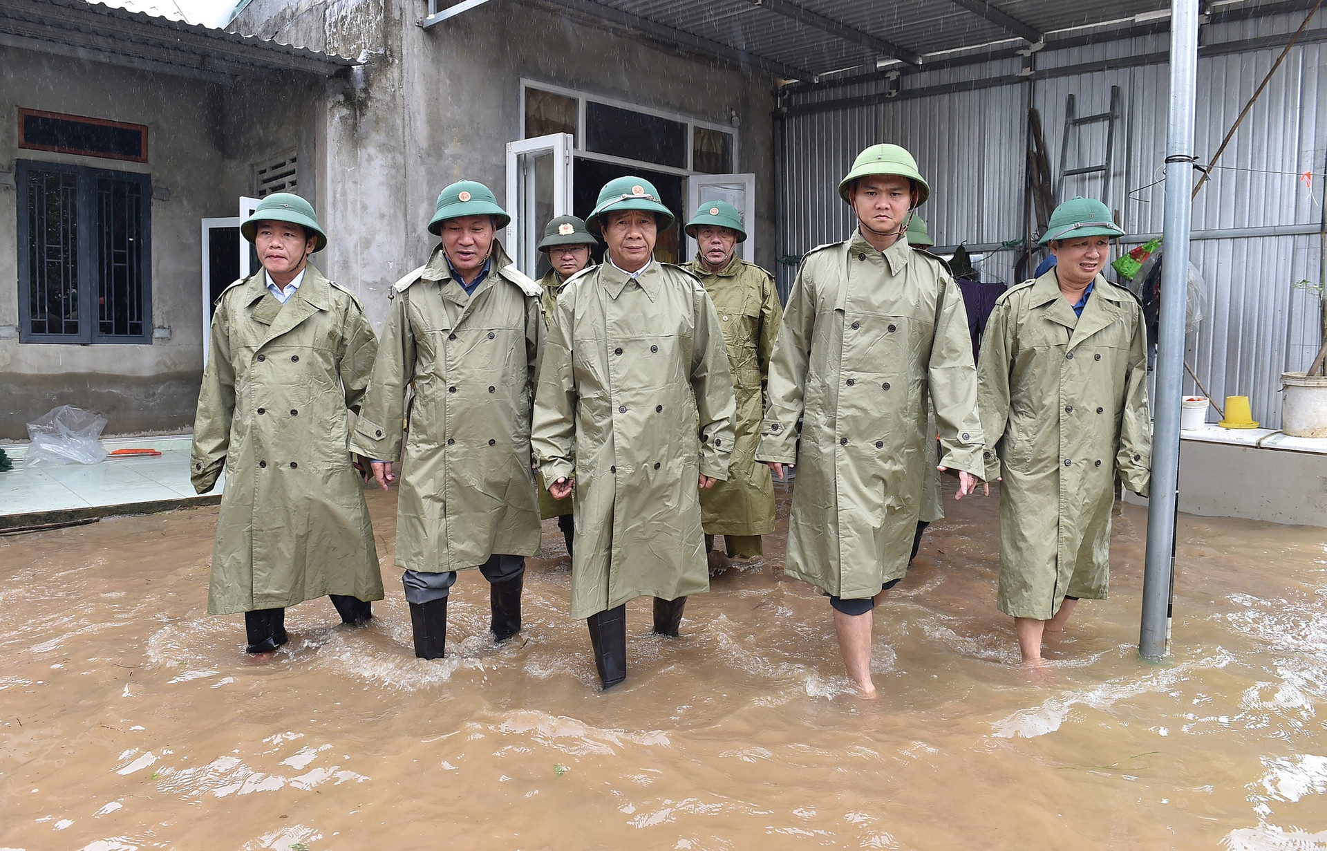 Phó Thủ tướng Lê Văn Thành và lãnh đạo tỉnh Thừa Thiên Huế đến thăm hỏi đời sống của bà con vùng rốn lũ thôn An Xuân
