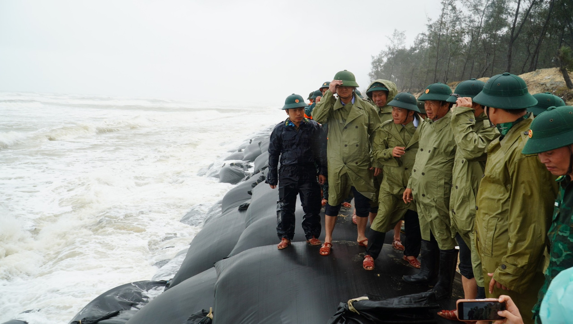 Phó Thủ tướng kiểm tra khu vực sạt lở bờ biển tại xã Phú Thuận, huyện Phú Vang