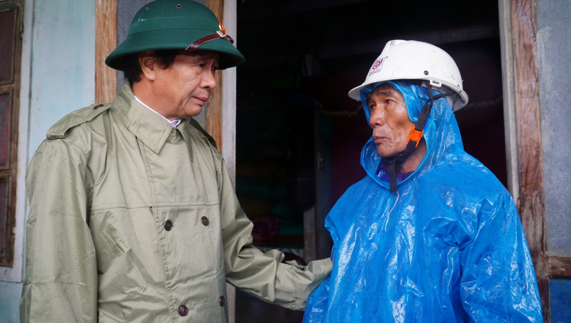 Phó Thủ tướng Lê Văn Thành thăm hỏi, tặng quà, động viên người dân bị ngập lụt ở huyện Quảng Điền