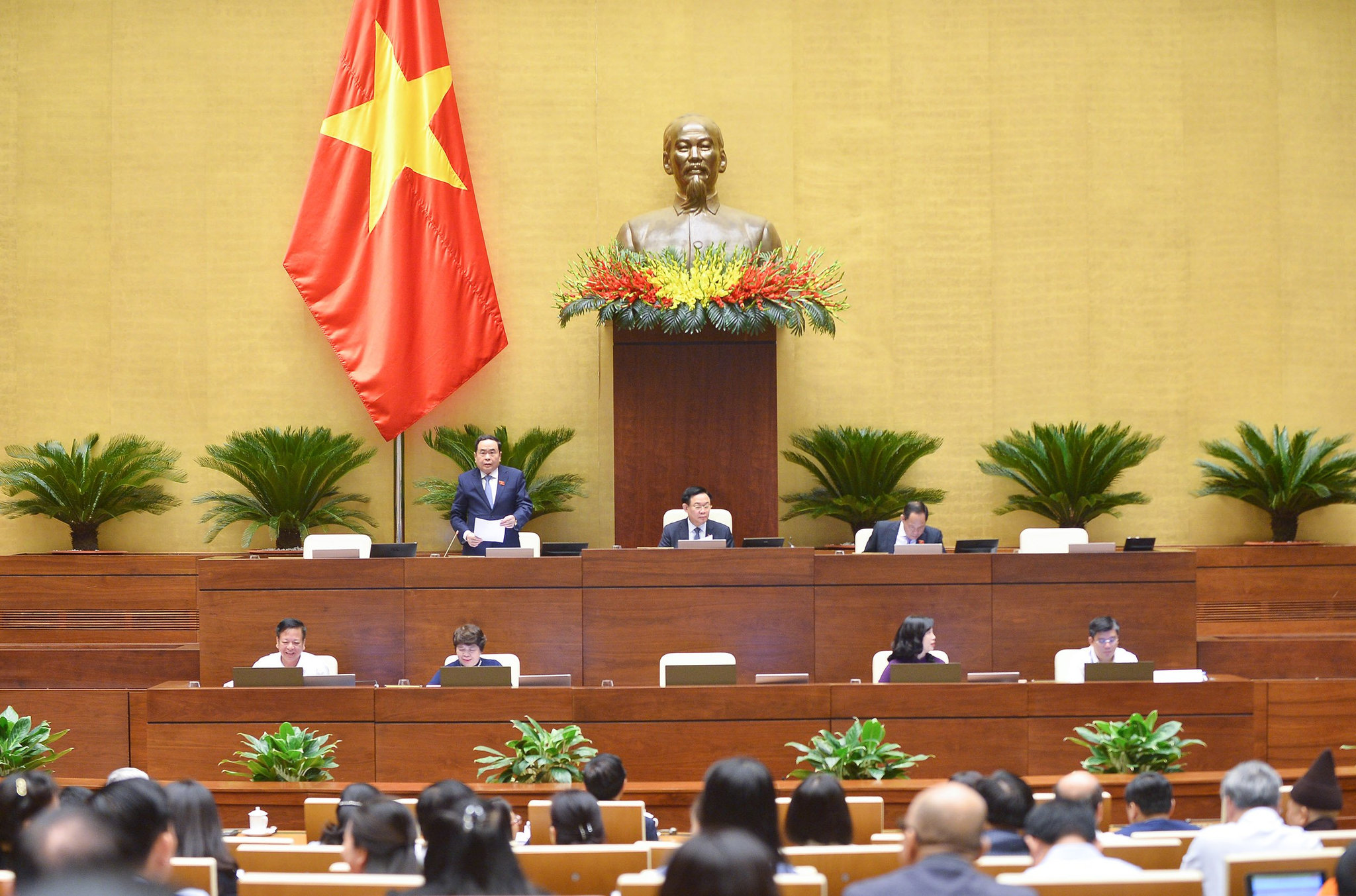 a1quoc-hoi-thao-luan-luat-kham-benh-chua-benh-sua-doi-.jpg