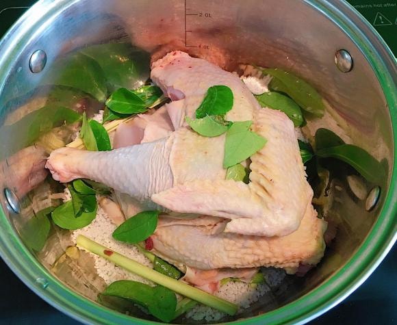 luộc gà, cách luộc gà, luộc gà không cần nước, món ngon 