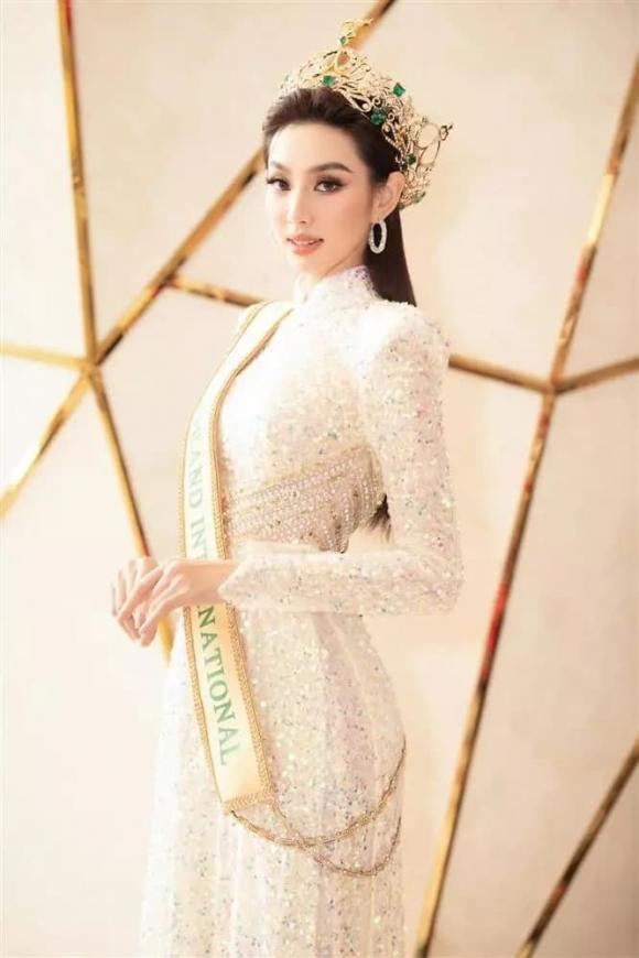 hoa hậu Thùy Tiên, hoa hậu Nguyễn Thúc Thùy Tiên, hoa hậu đại dương Đặng Thu Thảo, chị gái Đặng Thu Thảo, sao Việt