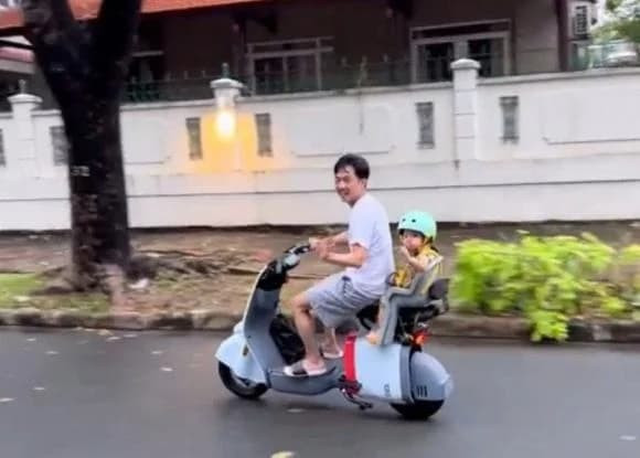 cuong-do-la-lam-nail-cho-con-gai-cung-dam-thu-trang-voi-giai-thich-ho-hanh-dong-ki-la-cua-ai-nu-0-ngoisaovn-w580-h415 0 doanh nhân cường đô la,nữ ca sĩ đàm thu trang, con gái Cường Đô La, sao Việt