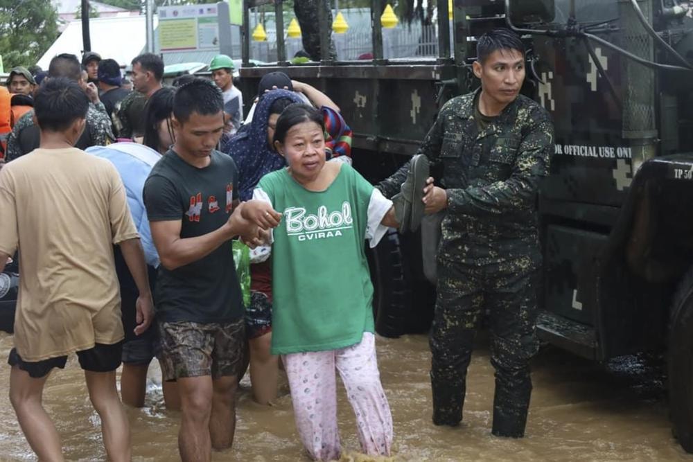 floods-and-landslides-kill-at-least-31-people-in-the-philippines12.jpeg