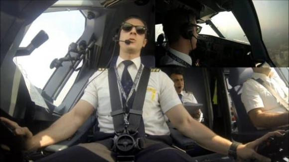 dây an toàn, dây đai an toàn trên máy bay, phi công và tiếp viên luôn đeo dây an toàn khác hành khách