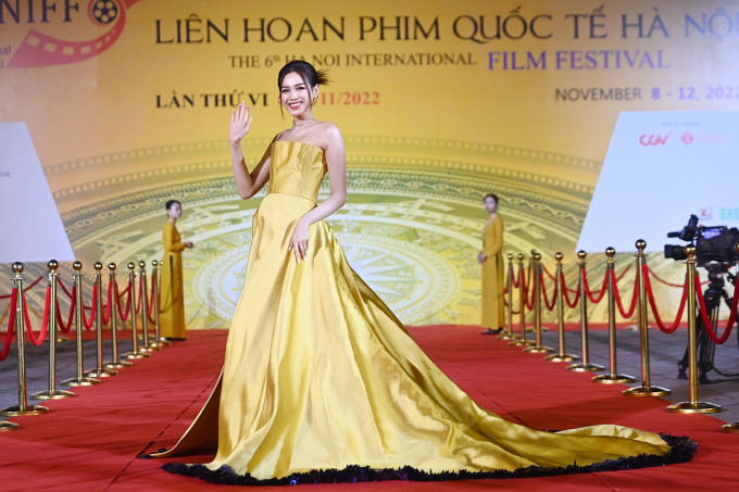 Đỗ Thị Hà - Hoa hậu Việt Nam 2020 - chọn đầm cúp ngực, xẻ tà khoe chiều cao 1,75 m. Liên hoan phim quốc tế Hà Nội diễn ra từ ngày 8 đến 12/11, quy tụ 123 tác phẩm của 56 quốc gia, vùng lãnh thổ. Trong đó có 11 phim dài, 20 phim ngắn, bảy phim trong chương trình Tiêu điểm điện ảnh Hàn Quốc, 63 phim trong chương trình Toàn cảnh điện ảnh thế giới và 22 phim Việt Nam đương đại. 11 phim dài sẽ tranh giải Phim xuất sắc, Đạo diễn xuất sắc, Nam/nữ chính xuất sắc