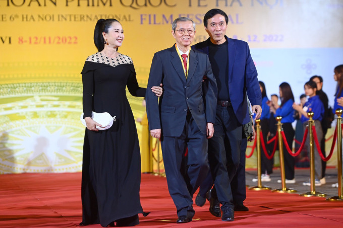 Vợ chồng nghệ sĩ Lan Hương - Đỗ Kỷ cùng ông Vũ Trọng Hồng - nguyên Cục trưởng Cục Điện ảnh (giữa).