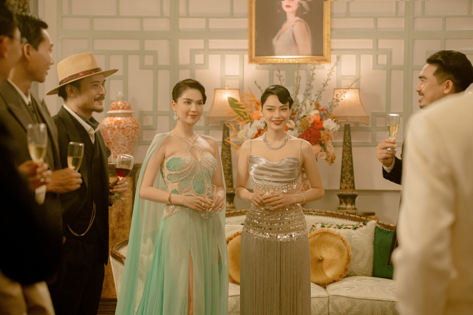 Ngọc Trinh (trái) - vai Tư Nhị - và Minh Hằng - vai Ba Trà - trong phim Tết Chị chị em em 2. Ảnh: Huy Trần