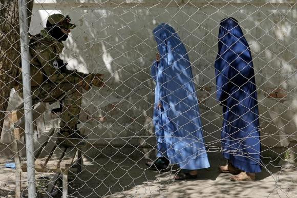 Thành phố cấm nam nữ đi ăn nhà hàng, chuyện lạ, kỳ lạ, Taliban cấm đàn ông và phụ nữ cùng nhau đi ăn hay đến các công viên, Taliban, Afghanistan, Herat