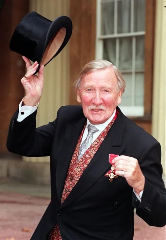 Leslie Phillips, diễn viên lồng tiếng cho chiếc nón phân loại trong loạt phim 