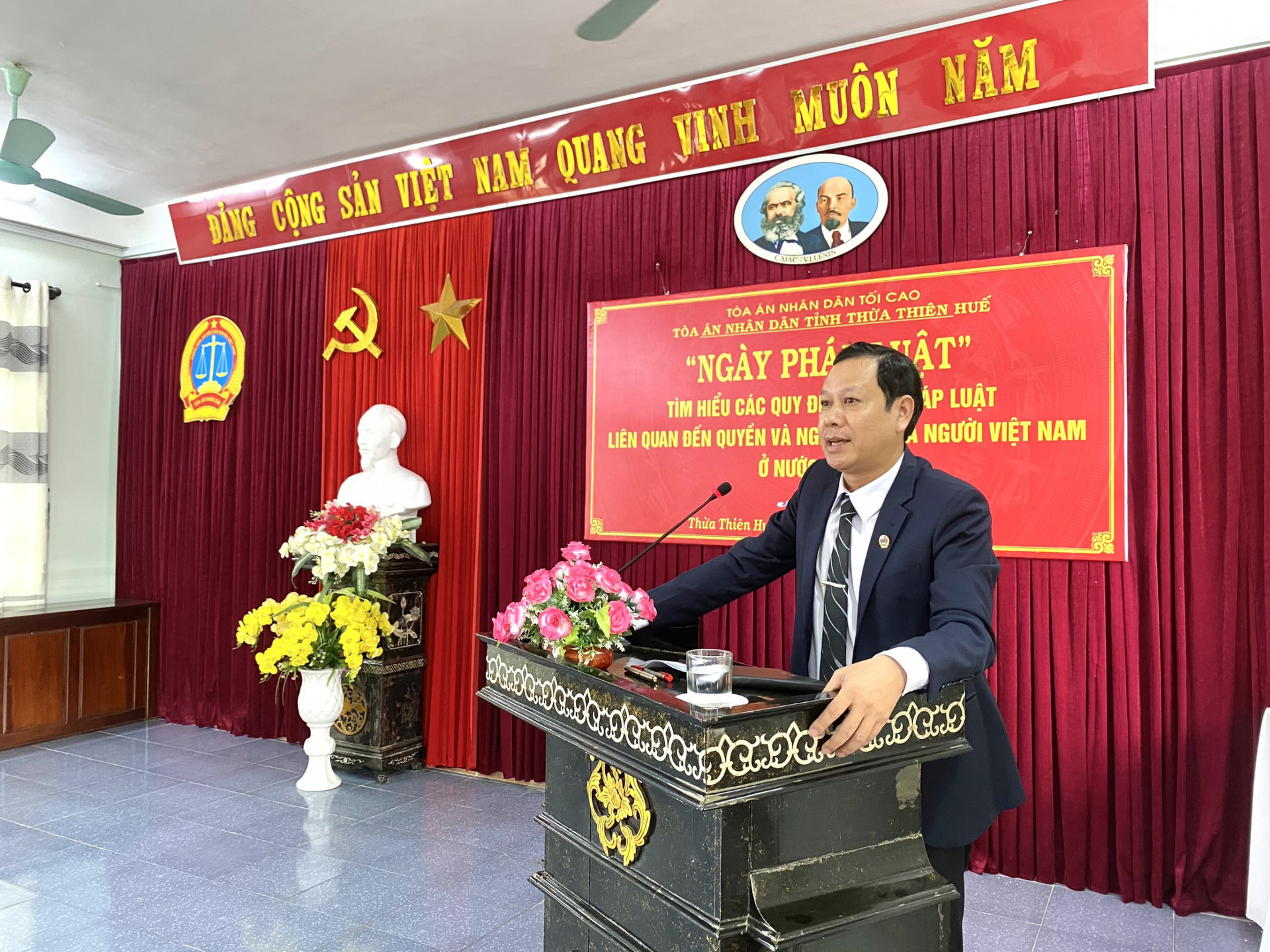 Đồng chí Vũ Văn Minh – Chánh án TAND tỉnh Thừa Thiên Huế phát biểu chỉ đạo buổi sinh hoạt Ngày Pháp luật