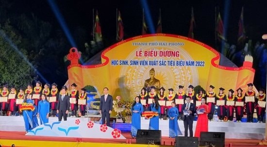 anh-1-bieu-duong-hoc-sinh-sinh-vien-2022.jpg