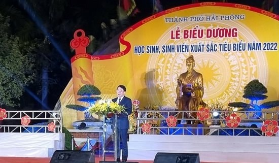 anh-2-bieu-duong-hoc-sinh-sinh-vien-2022.jpg