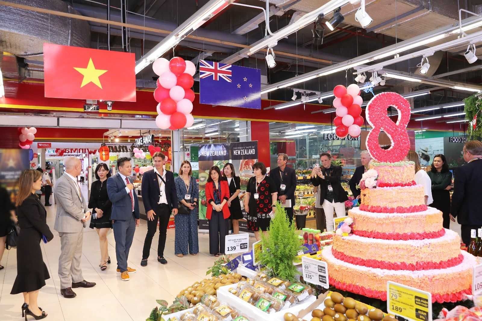 tong-lanh-su-quan-cung-cac-nha-cung-cap-new-zealand-tham-va-lam-viec-tai-winmart-times-city.jpg