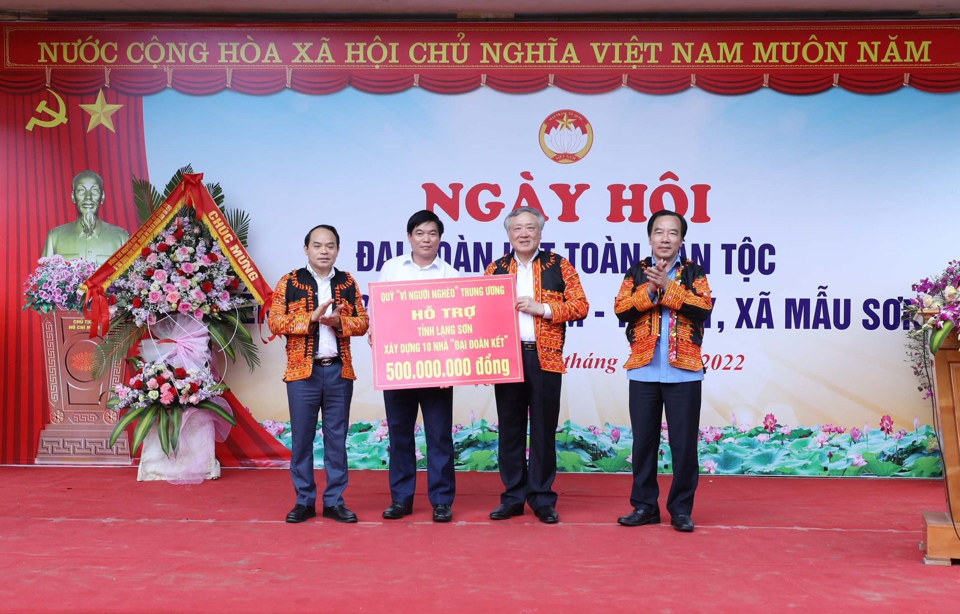 Ủy viên Bộ Chính trị, Chánh án TANDTC Nguyễn Hòa Bình dự Ngày hội Đại đoàn kết toàn dân tộc tại xã biên giới Lạng Sơn