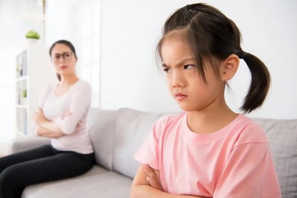 chăm sóc con, cha mẹ cãi nhau, tâm lý trẻ, tổn thương trẻ