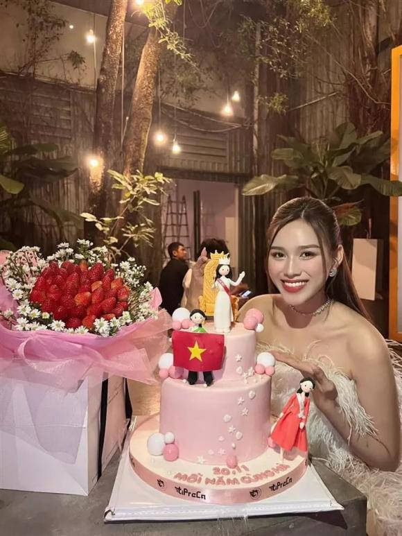 hoa hậu Đỗ Thị Hà, á hậu Phương, á hậu Ngọc Thảo, sao Việt