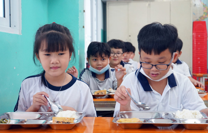 Học sinh lớp 3, trường Tiểu học Bông Sao, quận 8 (TP HCM), được bố trí ăn bán trú tại lớp, trưa 18/2. Ảnh: Mạnh Tùng