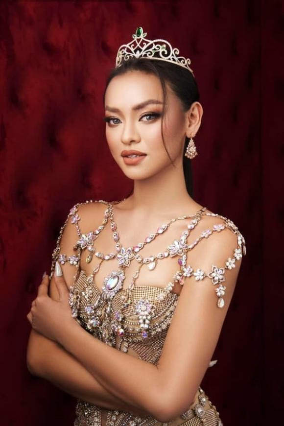 á hậu Mai Ngô, á hậu Quỳnh Châu, á hậu Thủy Tiên, siêu mẫu Quỳnh Hoa, sao Việt