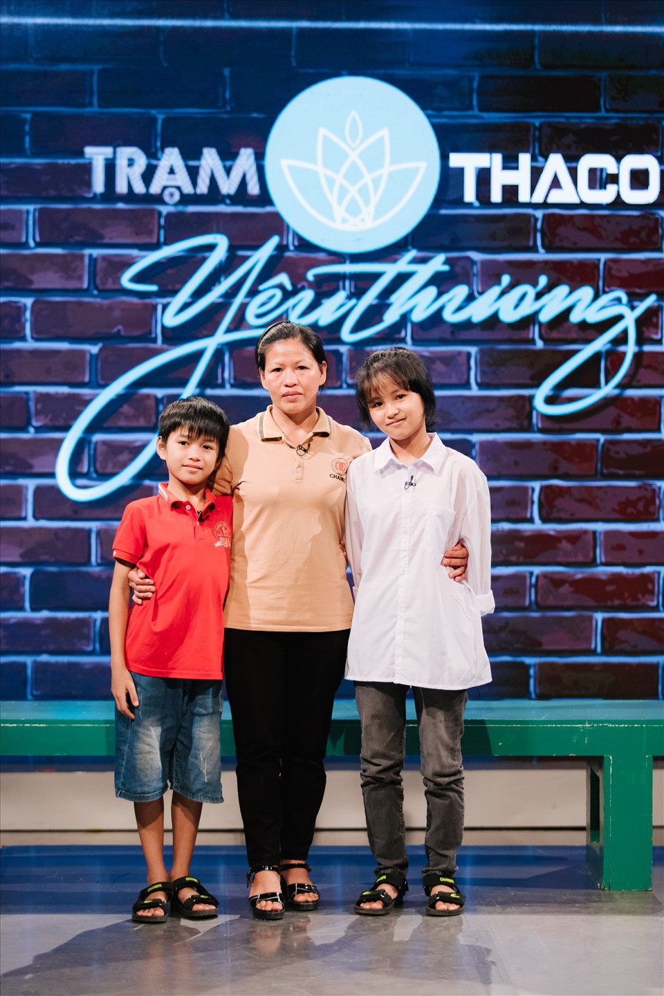 3 mẹ con chị Nguyễn Thị Huế tham gia chương trình “Trạm yêu thương“. Ảnh: VTV
