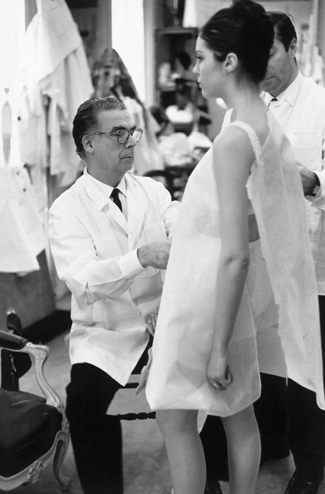 cristobal-balenciaga-makingdress.jpg