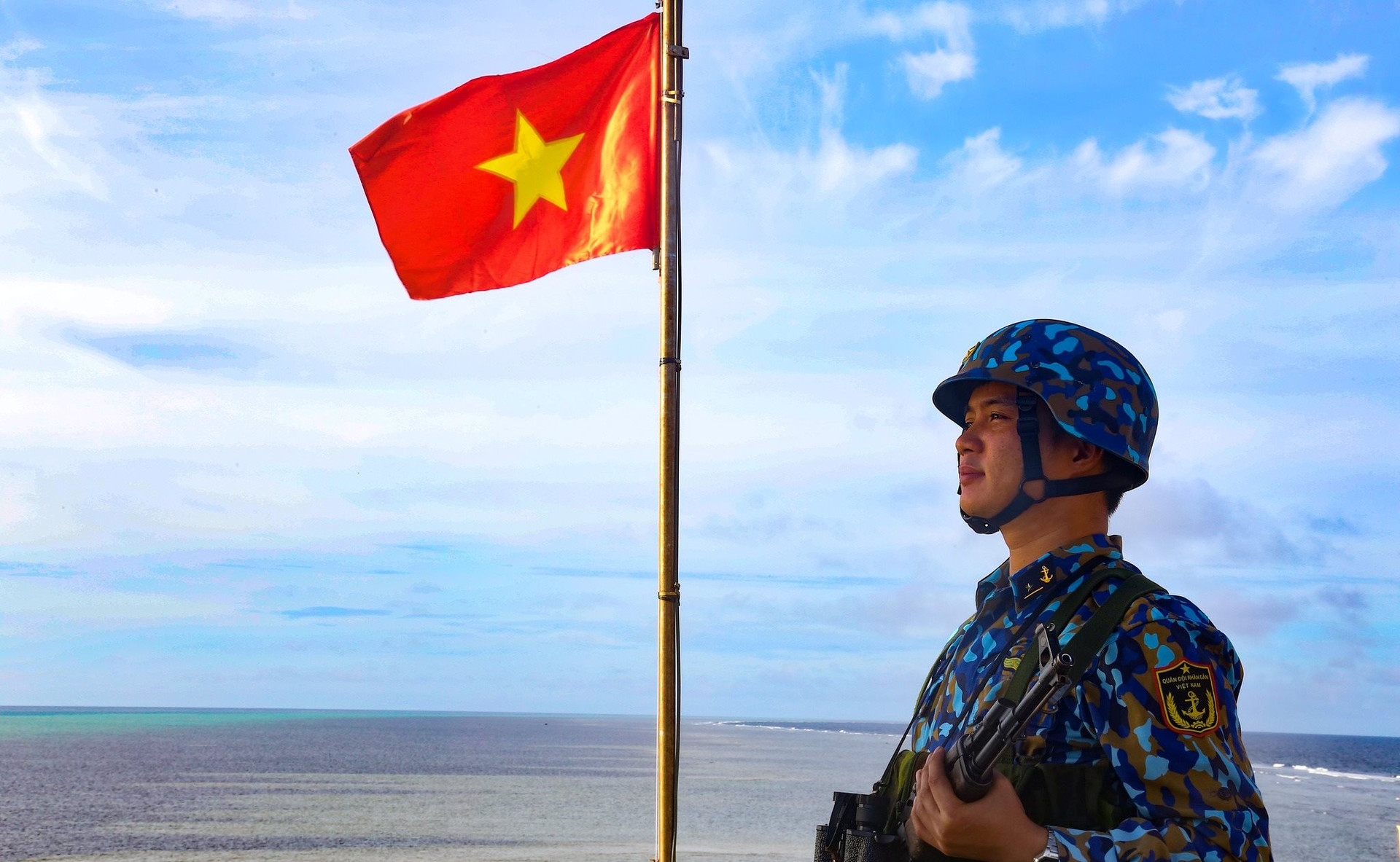 Chủ quyền Biển Đông luôn là vấn đề đáng quan tâm của toàn bộ dân tộc Việt Nam. Hiểu rõ điều đó, trang web này mong muốn truyền tải thông tin và cập nhật những diễn biến mới nhất về chủ quyền biển đông. Cùng với những hình ảnh đẹp và ấn tượng, chúng ta sẽ cảm nhận sự mạnh mẽ, kiên cường và quyết liệt của dân tộc Việt Nam.