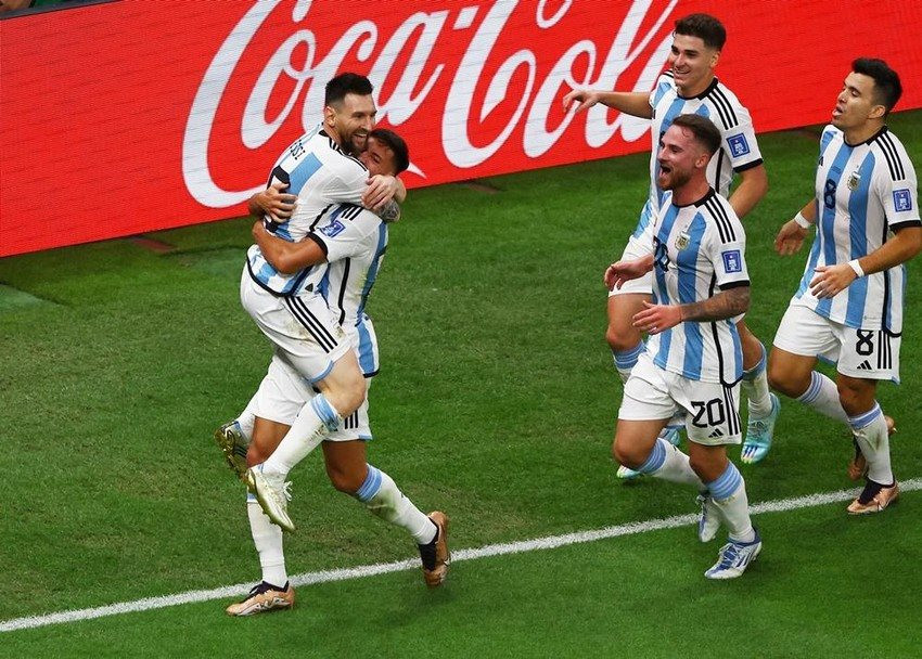 Argentina vào bán kết: Argentina vừa giành vé vào bán kết đầy kịch tính, đội bóng sở hữu nhiều ngôi sao tài năng đã cho thấy tinh thần chiến đấu và đoàn kết mãnh liệt của mình. Bạn đừng bỏ lỡ cơ hội xem lại những pha tranh tài đầy hấp dẫn của đội tuyển này nhé!