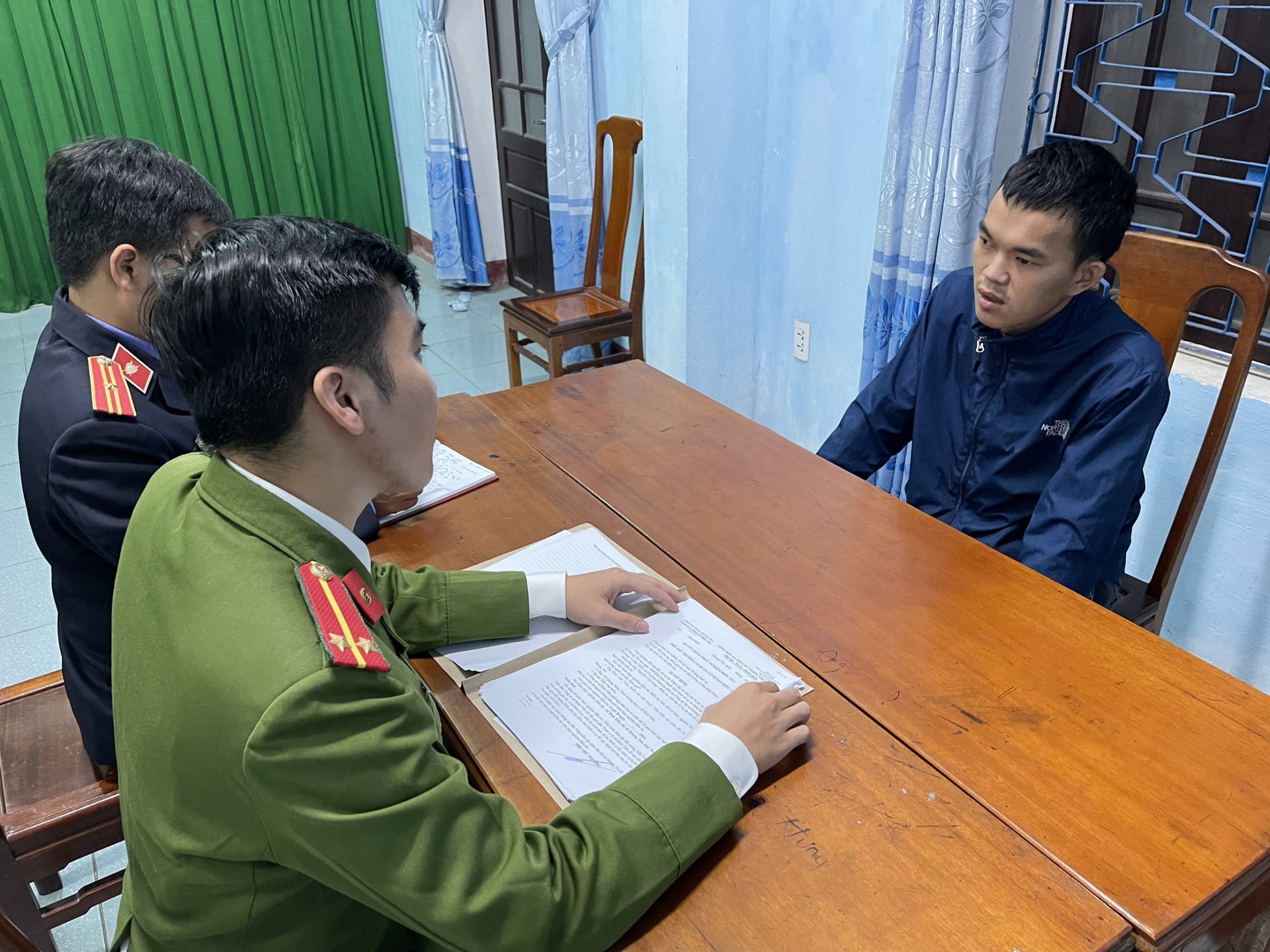 Đọc lệnh khởi tố bắt tạm giam đối tượng Trần Văn Hiếu